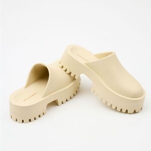 Jeffrey Campbell Clogge in latte tan color